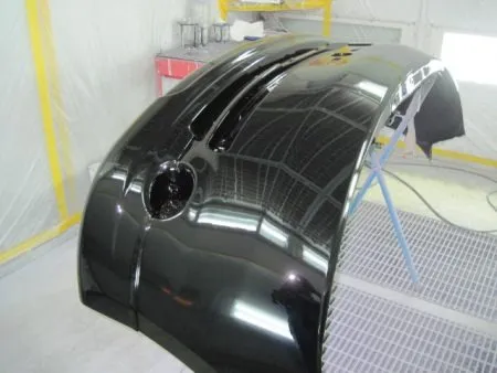 新しいバンパーも同様に単体で同じ要領で塗装を行います。