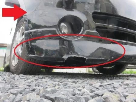 車の前の方を激しくぶつかったようでフロントバンパーが割れてしまっている状態です。<br>写真ではよく分かりませんがフェンダーの破損も大きく、さらにヘッドライトも損傷していたので、全て新品に取り替えることとなりました。