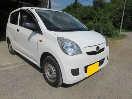 塗装が完了したら塗装が完了したバンパーや新しいヘッドライトを取り付けて完成です。<br>ナンバープレートも取り付けて再封印しました。<br>最終仕上げとして、数種類のパフとコンパウンドを使い分け、ポリッシャーを使用して研きをかけて艶のある状態にして仕上げが完成します。<br>太陽光の下で塗装の色むらが無いか出来栄えをチェックします。<br>洗車と室内清掃を済ませたらお引渡しとなります。