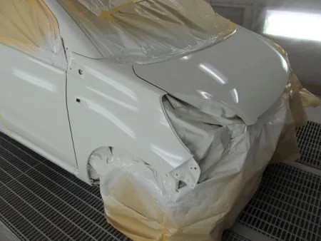 ベースカラーが決定すると塗料を専用のスプレーガンで数回に分けて吹き付けていきます。<br>その次に透明なクリア塗装をします。<br>クリアのベースと硬化剤を混ぜて塗装します。<br>トップコートとしてのクリア塗装をすることで、紫外線による塗料の劣化防止及び対候性を高めることが出来ます。