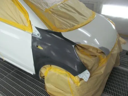 次の工程として塗装面の脂分・ワックス分を専用の溶剤で落とす脱脂の作業を行います。<br>今回の塗装はフェンダーに隣接するピラー及びフロントドア、ボンネットフードのぼかし塗装も含めて行う事になります。<br>バンパーは別に単体で塗装を行います。<br>まず、塗装色を現車の色に合わせて作っていきますが、調色は専門の塗装職人が数種類のサンプルを作成して、最も現車の色に近い色をベースカラーとして決めます。