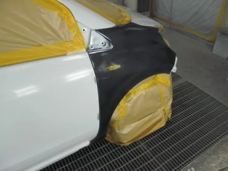 塗装は専用のブース(密閉した部屋)にて塗装中のホコリの付着などを防ぎます。<br>さらに塗装中の塗料の飛散による汚れを防止するために、塗装面以外は全て専用のビニールシートやペーパーでマスキングを行ってから塗装を開始します。