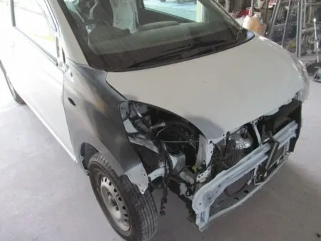 新しいフェンダーが入庫して、建付けを確認しながら取り付けました。<br>新品のフェンダーは非常に高い防錆力を持つ電着塗装が施された状態で供給されます。 <br>(殆どの場合黒い塗装膜)なので、現車の色に合わせて塗装をすることとなります。