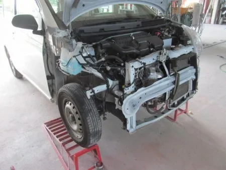 内部骨格の修正が完了した状態になります。<br>この修正作業は結構シビアな作業で慎重に進めます。<br>修正がうまくいかないとバンパーやフェンダーの取り付け時に不具合が発生して、取り付けがうまくいきません。<br>さらにヘッドライトを取り付けてもヘッドライトの位置が少しでも狂うと照射角度がずれたりするなどの障害が出ます。