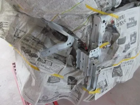 衝突の際の衝撃で内部骨格のラジエターサポート、エプロンアッパーメンバー等が押されて変形している状態でしたので油圧装置の修正機を用いて、ラジエーターサポート部分を引きだして修正しました。<br>修正箇所に下地処理のサフェーサを塗布します。