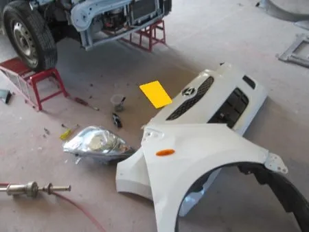 激しくダメージを受けたフロントバンパーとフェンダー、ヘッドライトを取り外します。<br>ナンバープレートも取り外して修理します。