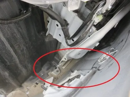 車の前の方を激しくぶつかったようでフロントバンパーが割れてしまっている状態です。<br>写真ではよく分かりませんがフェンダーの破損も大きく、さらにヘッドライトも損傷していたので、全て新品に取り替えることとなりました。