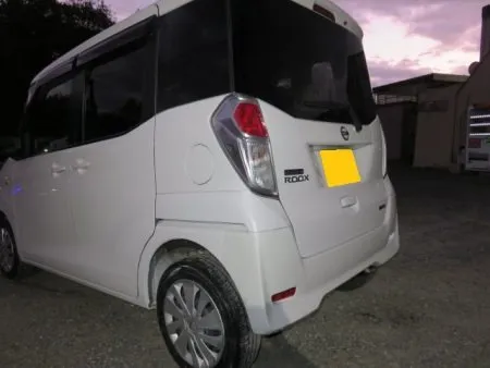 塗装が完了したパネルを取り付けてから最終仕上げとして、数種類のパフとコンパウンドを使い分け、ポリッシャーを使用して研きをかけて艶のある状態にして仕上げが完成します。<br>傷跡もすっかりなくなり元のきれいな状態に戻りました。<br>洗車と室内清掃を済ませたらお引渡しとなります。