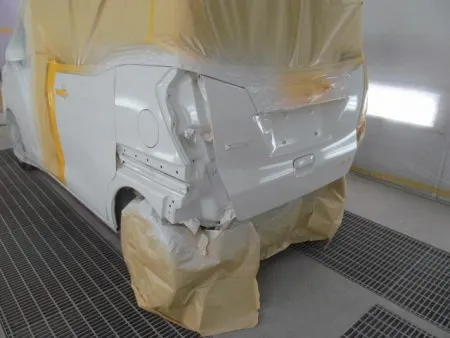 ベースカラーが決定すると塗料を専用のスプレーガンで数回に分けて吹き付けていきます。<br>その次に透明なクリア塗装をします。<br>クリアのベースと硬化剤を混ぜて塗装します。<br>トップコートとしてのクリア塗装をすることで、紫外線による塗料の劣化防止及び対候性を高めることが出来ます。