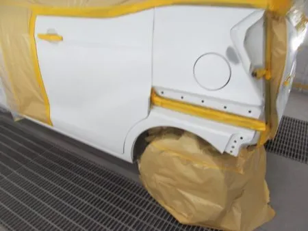 次の工程として塗装面の脂分・ワックス分を専用の溶剤で落とす脱脂の作業を行います。<br>今回の塗装は隣接するリアドア、クオーターパネル、バックドアのぼかし塗装も含めて行う事になります。<br>まず、塗装色を現車の色に合わせて作っていきます。<br>調色は当社のベテランの塗装職人が、メーカーのカラーコードから調合を調べて色が合うまで原色の配合の微調整を行って、最も現車の色に近い色をベースカラーとして決めます。