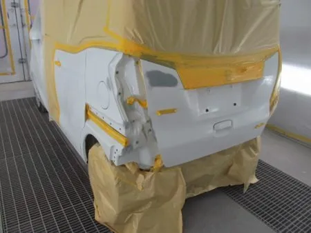 車を塗装専用ブース(密閉された部屋)へ移動して塗装中のホコリの付着などを防ぎます。<br>さらに塗装中の塗料の飛散による汚れを防止するために、塗装面以外は全て専用のビニールシートやペーパーでマスキングを行ってから塗装を開始します。