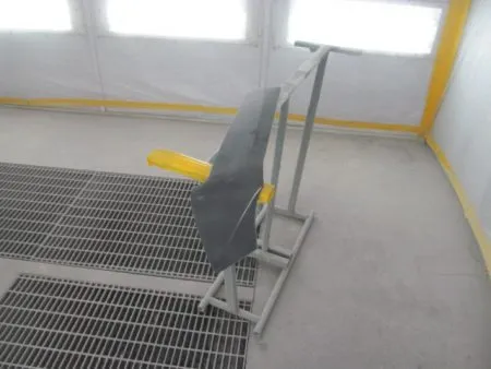 新しいスライドカバーは写真のように黒い皮膜の防錆塗装が施された状態で入庫したので、現車の色に合わせて塗装を施します。