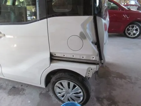 激しくダメージを受けたリアバンパーとスライドレールカバーを取り外します。<br>新品を発注してその間に小傷を修正しておきます。