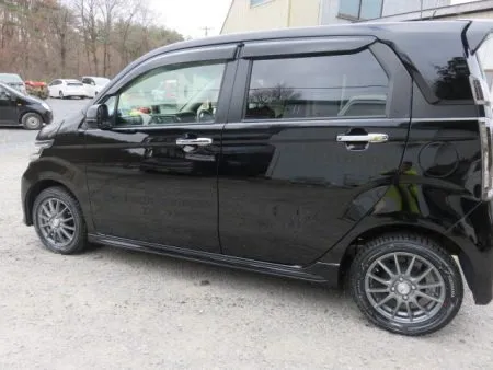 充分に加熱乾燥した後、数種類のパフとコンパウンドを使い分けポリッシャーを使用して塗面を磨いて仕上げました。<br>あれほどひどかった傷もすっかりなくなり元のきれいな状態に戻り、横から見てもまるで新車の輝きを取り戻しピカピカに仕上がりました。<br>洗車と室内清掃を済ませたらお引渡しとなります。<br>綺麗に仕上げることが出来、お客様にはとても喜んで頂けました。(￣ｰ￣)v>