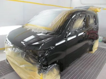 ベースカラー塗装はスプレーガンで数回に分けて、丁寧に塗布をしていきます。<br>カラー塗装のあとはトップコートとしてクリア塗装を行います。<br>トップコートとしてのクリア塗装をすることで、塗料の紫外線による劣化防止及び対候性を高めることが出来ます。