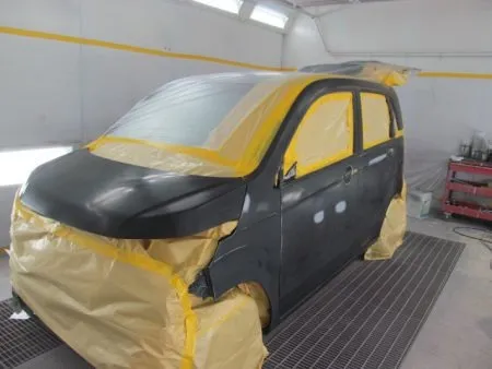 板金修理を完了したフロントドアとリアドアを取り付けて建付けの確認を行います。<br>車を塗装専用ブース(密閉された部屋)に移動して、塗装中のごみやほこりの付着を防止します。<br>今回の塗装はボンネットからフェンダーからリアドアにかけて全体的に塗装をしていきます。<br>塗装の前に塗装面の足付け、および脂分・ワックス分を専用の溶剤で綺麗に脱脂してから塗装を実施します。<br>まず、塗料がかかってはまずい部分を専用のシートでマスキングを行ってから塗装にかかります。<br>塗装色を当社のベテランの塗装職人が現車の色に合わせて塗料の調合を行って色合わせをして塗装色を決めます。