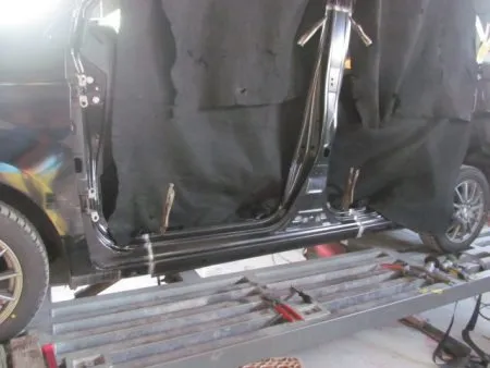 新しく取り付けられたパーツは車体の色に合わせた塗装を施します。