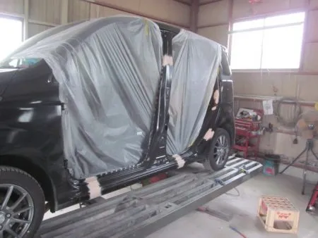 溶接の継ぎ目部分にパテ付けを行い、乾燥したら削ってきれいに滑らかに仕上げます。