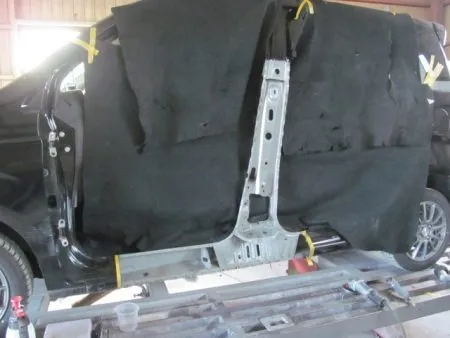 凹みの酷いセンターピラーは新しいパーツに合わせて切り取ります。<br>入庫した新品のセンターピラーを溶接で取り付けていきます。