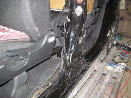 センターピラー周辺をアップにしてみると酷いへこみの状態がわかります。<br>この部分は切り取って新しいパーツを取り付けて交換します。