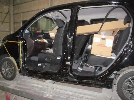 フロントドア及びリアドアは取り外してそれぞれ単体で修理を行います。