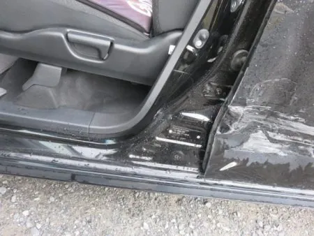 フロントドアを取り外してみるとセンターピラーの下の方が大きく凹んでいます。<br>リアドアの傷も結構ひどいですね！