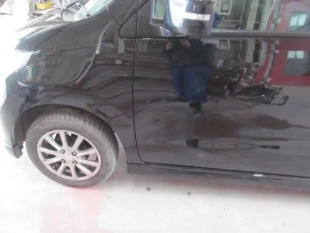 あれほどひどかった傷もすっかりなくなり元のきれいな状態に戻りました。<br>完成写真は逆光の中で撮りましたが全体的に輝いてピカピカに仕上がりました。<br>洗車と室内清掃を済ませたらお引渡しとなります。<br>綺麗に仕上げることが出来、お客様にはとても喜んで頂けました。(￣ｰ￣)v>