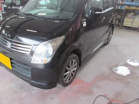 充分に加熱乾燥した後、数種類のパフとコンパウンドを使い分けポリッシャーを使用して塗面を磨いて仕上げました。