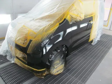 今回の塗装はフロントバンパー及びフェンダーからフロントドアにかけて塗装をしていきます。<br>塗装の前に塗装面の足付け、および脂分・ワックス分を専用の溶剤で綺麗に脱脂してから塗装を実施します。<br>まず、塗装色を当社のベテランの塗装職人が現車の色に合わせて塗料の調合を行って色合わせをして塗装色を決めます。<br>ベースカラー塗装はスプレーガンで数回に分けて、丁寧に塗布をしていきます。<br>カラー塗装のあとはトップコートとしてクリア塗装を行います。<br>トップコートとしてのクリア塗装をすることで、塗料の紫外線による劣化防止及び対候性を高めることが出来ます。