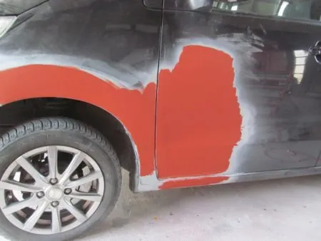 それぞれの仕上げた個所についてパテを盛り付けていきます。<br>パテを乾燥させてから削って滑らかに仕上げます。<br>通常パテの盛り付け研磨を数回繰り返して整えます。