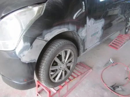 フロントバンパー及びフェンダーの傷はさほど深くなかったのでサンディングで削って均して平滑に仕上げました。<br>ドアの修正部分及びロッカーパネルの修正箇所もサンドペーパーで削って仕上げます。