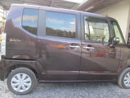 最終仕上げとして、数種類のパフとコンパウンドを使い分け、ポリッシャーを使用して磨きをかけて艶のある状態にして仕上げが完成します。<br>洗車と室内清掃を済ませたらお引渡しとなります。