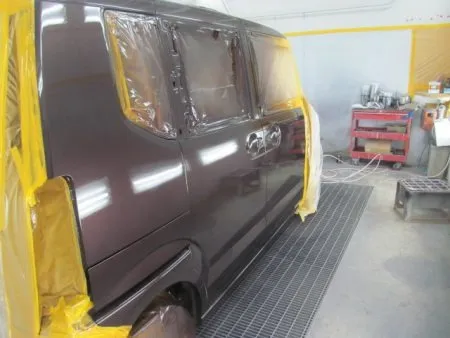 その次に透明なクリア塗装をします。<br>クリアのベースと硬化剤を混ぜて塗装します。<br>トップコートとしてのクリア塗装をすることで、紫外線による塗料の劣化防止及び対候性を高めることが出来ます。