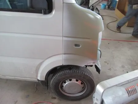 新しいフェンダーが入庫して、建付けを確認しながら取り付けました。<br>新品のフェンダーは非常に高い防錆力を持つ電着塗装が施された状態で供給されます。<br>そこで現車の色に合わせて塗装をすることとなります。