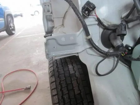 激しくダメージを受けたフロントバンパーとフェンダー、ヘッドライトを取り外します。<br>ナンバープレートも取り外して修理します。