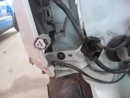 あれだけの衝突だったので、その際の衝撃で内部骨格に異常がないかをフロントバンパー、フェンダーを<br>取り外してチェックしたが内部骨格には影響がありません。