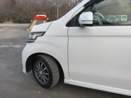 最終仕上げとして、数種類のパフとコンパウンドを使い分け、ポリッシャーを使用して磨きをかけて艶のある状態にして仕上げが完成します。<br>洗車と室内清掃を済ませたらお引渡しとなります。