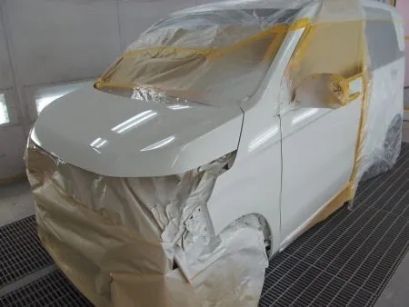 その次に透明なクリア塗装をします。<br>クリアのベースと硬化剤を混ぜて塗装します。<br>トップコートとしてのクリア塗装をすることで、紫外線による塗料の劣化防止及び対候性を高めることが出来ます。