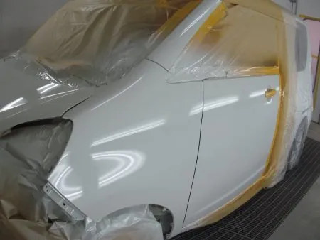 塗装は専用のブース(換気の行き届いた適切な空気の還流があり、作業者や環境に配慮した空間)にて行い、塗装中のホコリの付着などを防ぎます。<br>さらに塗装中の塗料の飛散による汚れを防止するために、塗装面以外は全て専用のビニールシートやペーパーでマスキングを行ってから塗装を開始します。