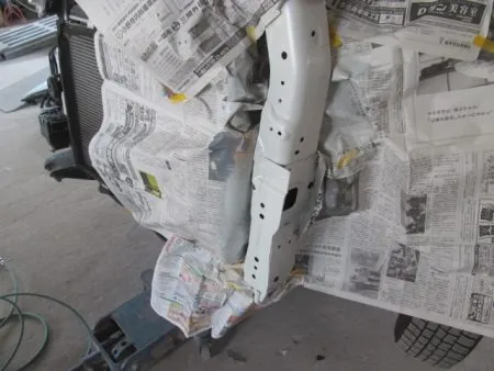 内部骨格の修正が完了した状態になります。<br>この修正作業は結構シビアな作業で慎重に進めます。<br>修正がうまくいかないとバンパーやフェンダーの取り付け時に不具合が発生して、取り付けがうまくいきません。<br>さらにヘッドライトを取り付けてもヘッドライトの位置が少しでも狂うと照射角度がずれたりするなどの障害が出ます。