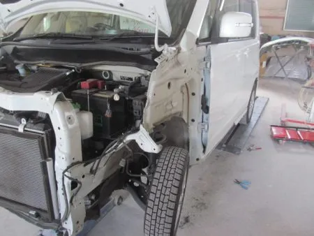 ダメージを受けたフェンダーも取り外して破損状況をチェックしていきます。<br>衝突の際の衝撃で内部骨格のラジエターサポート、エプロンアッパーメンバー等が押されて変形している状態でしたので油圧装置の修正機を用いて、ラジエーターサポート部分を引きだして修正しました。