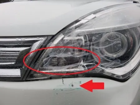 アップにしてみるとヘッドライトの割れた状態や、フロントバンパーの破損状況がよくわかりますね！<br>フロントバンパーと割れてしまったヘッドライトは新品と交換することとなりました。