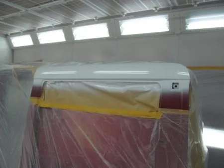 屋根が白いので、最初に白を塗装します。<br>数回に分けてカラーベースを塗布し、しっかり乾燥させます。<br>次にクリアーを吹き、耐候性を高め、ツヤを出します。<br>同じくしっかりと乾燥させます。