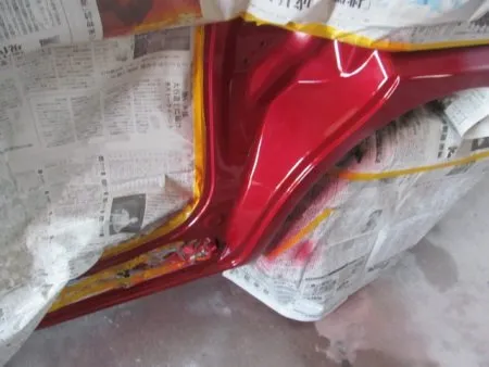 ドアを開けてタイヤハウスの内側を塗装します。