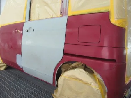 塗装は塗装専用ブースにて作業をして、ゴミやホコリの付着を防ぎます。<br>塗装する箇所以外は全て専用の覆いでマスキングをして塗料の付着を防ぎます。<br>専用のクロスで拭いて塗装の準備をします。