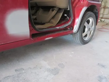 左ドアパネルと左クオータパネルは綺麗に鈑金修理して整えてから、錆びないようにサーフェサーを吹きます。