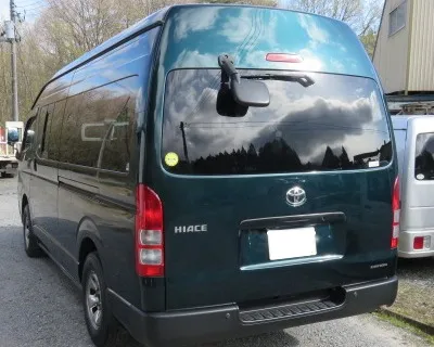 塗装乾燥してドアの組つけをしバンパーを取り付け、塗装面をコンパウンドでぼかし目を磨き仕上げます。<br>洗車と室内清掃を済ませたらお引渡しとなります。<br>綺麗に仕上げることが出来、お客様にはとても喜んで頂けました。