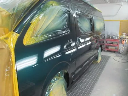 塗装作業はとても気を使います、丁寧に塗布をしていきます。<br>カラー塗装のあとはトップコートとしてクリア塗装を行います。<br>下塗りのグリーンを塗装し少し時間を置いて仕上げのクリアー塗装をします。<br>艶を多く出す為にクリアーの塗装回数を増やします。