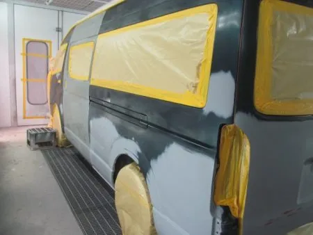 塗装は専用のブース(密閉した部屋)にて塗装中のホコリの付着などを防ぎます。<br>さらに塗装中の塗料の飛散による汚れを防止するために、塗装面以外は全て専用のビニールシートやペーパーでマスキングを行ってから塗装を開始します。<br>塗装前の準備として、細かいサンドペーパーで研磨をして足付けを行います。<br>次に塗装面の脂分・ワックス分を専用の溶剤で落とす脱脂の作業を行います。<br>そしてエアブローをします。