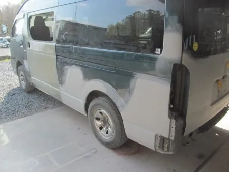 錆止めのサフェーサーを吹きつきます。